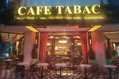 Café Tabac es un punto de encuentro de jóvenes, política tradicional y negocios. Café Tabac es un punto de encuentro de jóvenes, política tradicional y negocios.