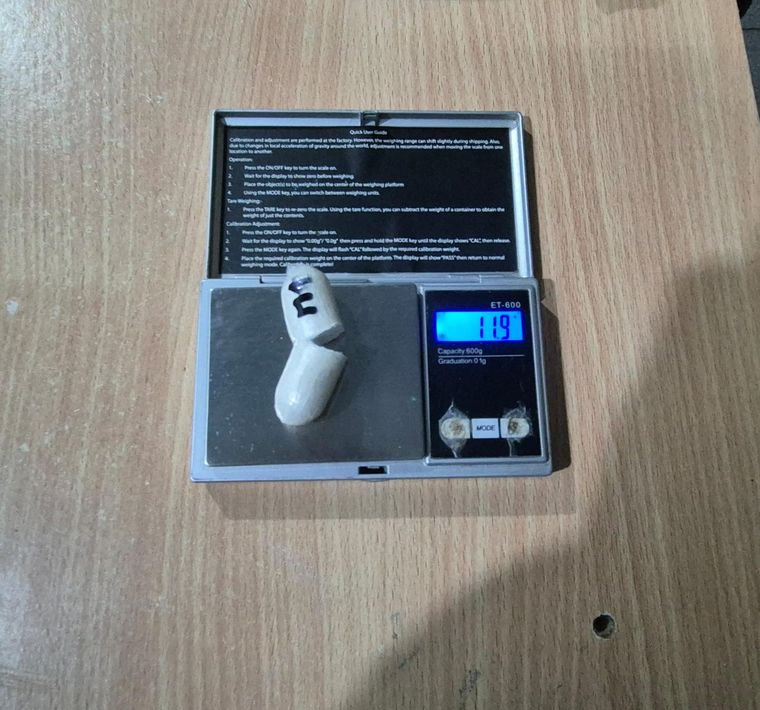 Una de las cápsulas de cocaína secuestradas a la mujer: pesaban alrededor de 120 gramos cada una. Una de las cápsulas de cocaína secuestradas a la mujer: pesaban alrededor de 120 gramos cada una.