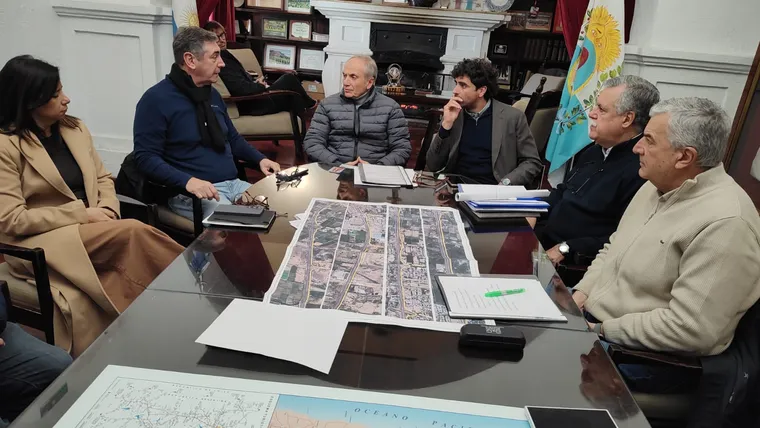 Reunión del ministro de Gobierno, Natalio Mema; la subsecretaria de Infraestructura, Marité Badui; el administrador general de Vialidad Nacional, Marcelo Campoy, y el intendente de San Martín, Raúl Rufeil.