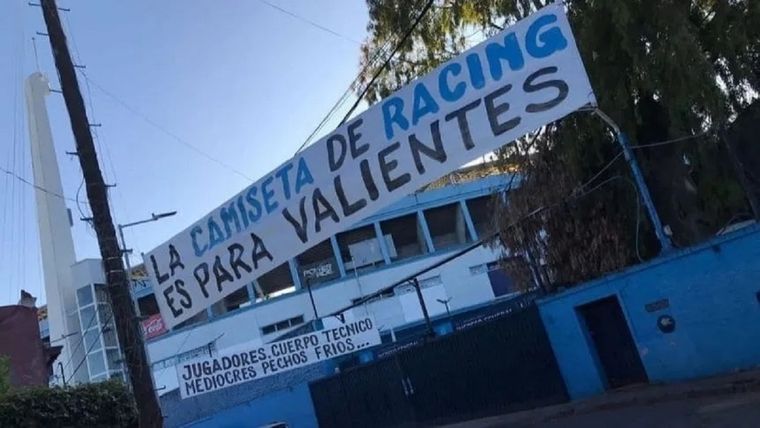 Los fuertes mensajes de los hinchas de Racing.