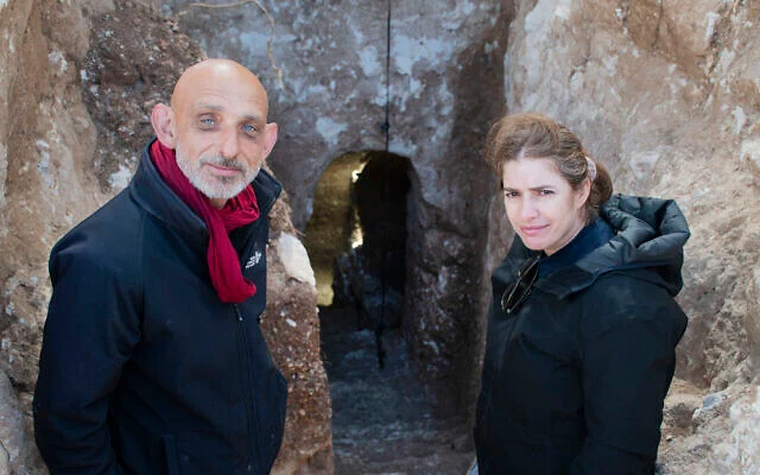 Los arqueólogos que participaron en el hallazgo posan junto a la entrada del túnel antiguo cerca de Jerusalén, una estructura que todavía despierta preguntas sobre su origen y su función. Los arqueólogos que participaron en el hallazgo posan junto a la entrada del túnel antiguo cerca de Jerusalén, una estructura que todavía despierta preguntas sobre su origen y su función.