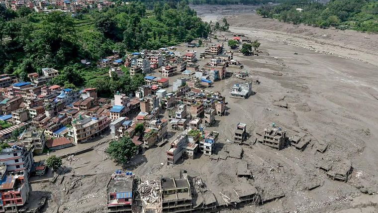En el distrito de Nuwakot, en Nepal, quedaron edificios sumergidos en el barro.