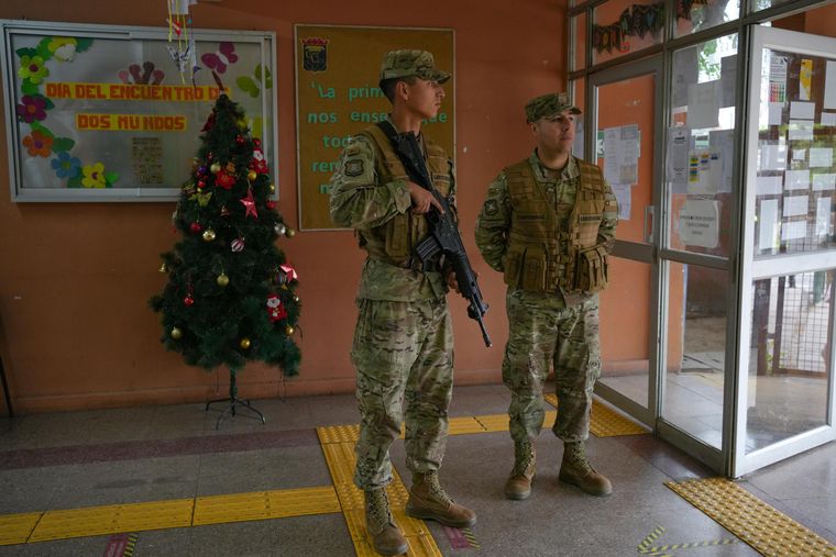 Integrantes del Ejército de Chile vigilan un centro de votación este domingo, durante la segunda vuelta presidencial en Chile en Santiago (Chile).