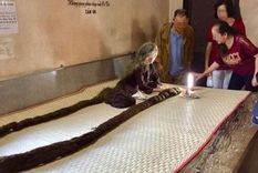 La mujer tuvo que trenzar su pelo de más de 6 metros y lo expone a cambio de monedas