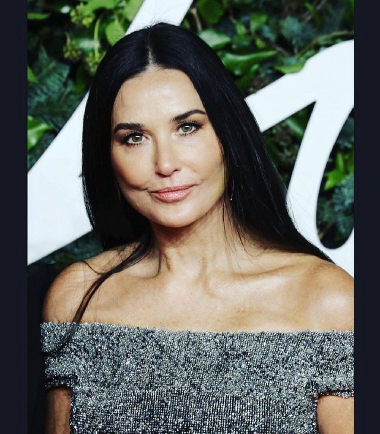Demi Moore también impone estilo con looks naturales. Foto: Instagram