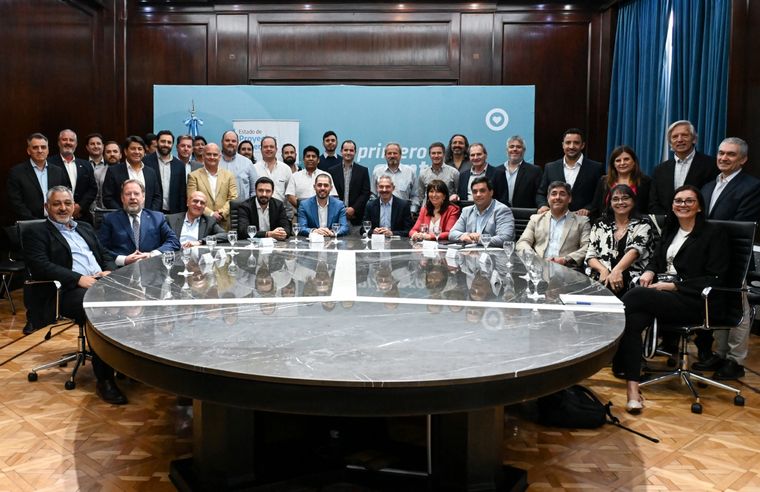 A pleno en la Secretaría de Minería de la Nación, miembros de diferentes cámaras de proveedores que participaron del lanzamiento del Registro de Proveedores Mineros.  Foto: Gentileza: Prensa Secretaría de Minería de la Nación