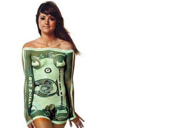 Una chica envuelta en un dólar