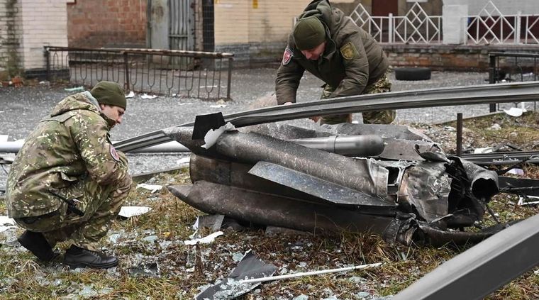 Soldados ucranianos analizan una nave derribada. Foto: Today.