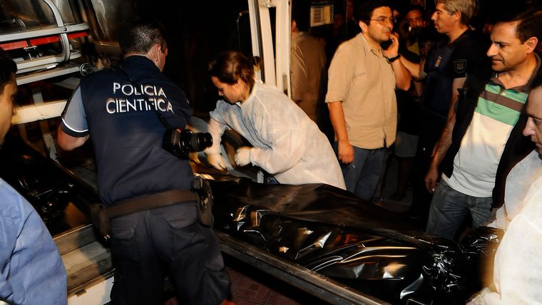 Personal de la Policía Científica resguardando y trabajando en la escena del crimen en la noche del 8 de diciembre de 2011. Personal de la Policía Científica resguardando y trabajando en la escena del crimen en la noche del 8 de diciembre de 2011.