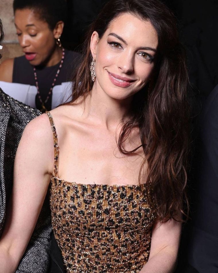 Anne Hathaway muestra su nueva faceta como fashionista Foto: Instagram