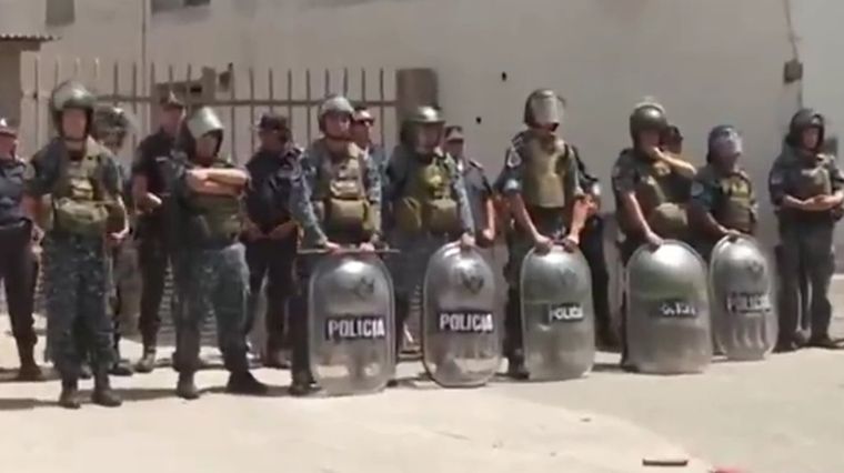 Los manifestantes se enfrentaron con la Policía en Moreno.  Foto: captura de pantalla.