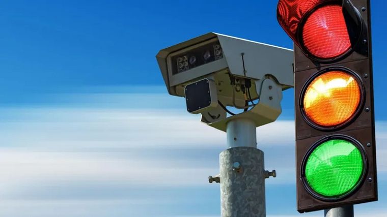 Las cámaras y radares para controlar el tráfico vienen siendo blanco de ataques por parte de un sujeto que se hace llamar Fleximan. Foto: GETTY IMAGES