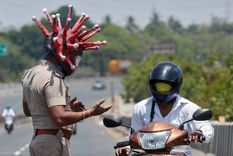 Piolas Cuando todos se creen vivos, la principal damnificada es la Verdad. Foto: un policía de India con uniforme pandemia style.
