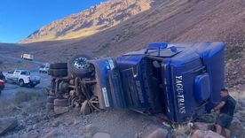 Así quedó el camión que volcó en solitario