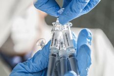 Muestras de la vacuna contra el covid-19 desarollada por Sinovac, Pekín, China, el 16 de marzo de 2020.