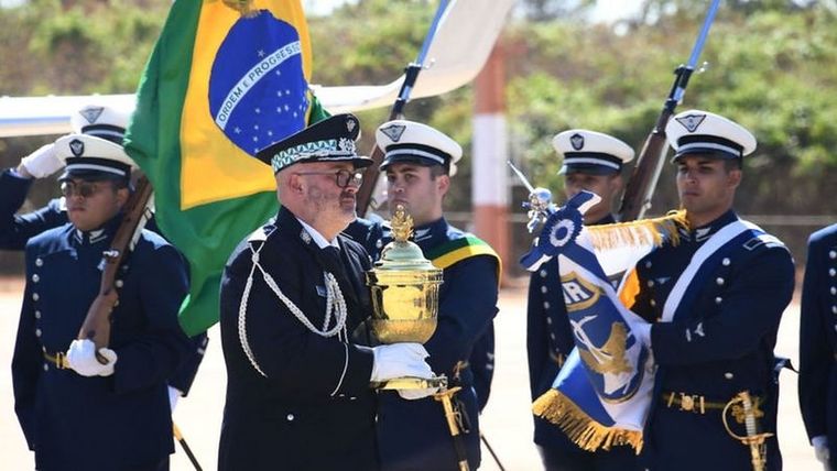 El corazón de Pedro I fue recibido con honores militares este lunes en Brasilia Foto: GETTY IMAGES