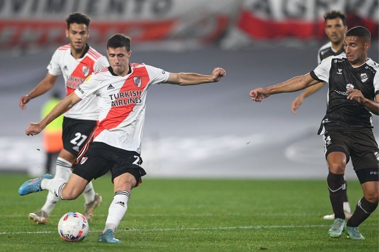 Paradela abrió la cuenta para River en la victoria ante Platense.