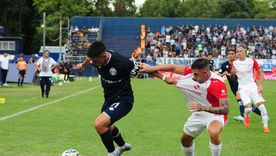 Gonzalo Ríos aguanta la pelota mientras camisetea al defensor del Rojo que lo marca. Gonzalo Ríos aguanta la pelota mientras camisetea al defensor del Rojo que lo marca.