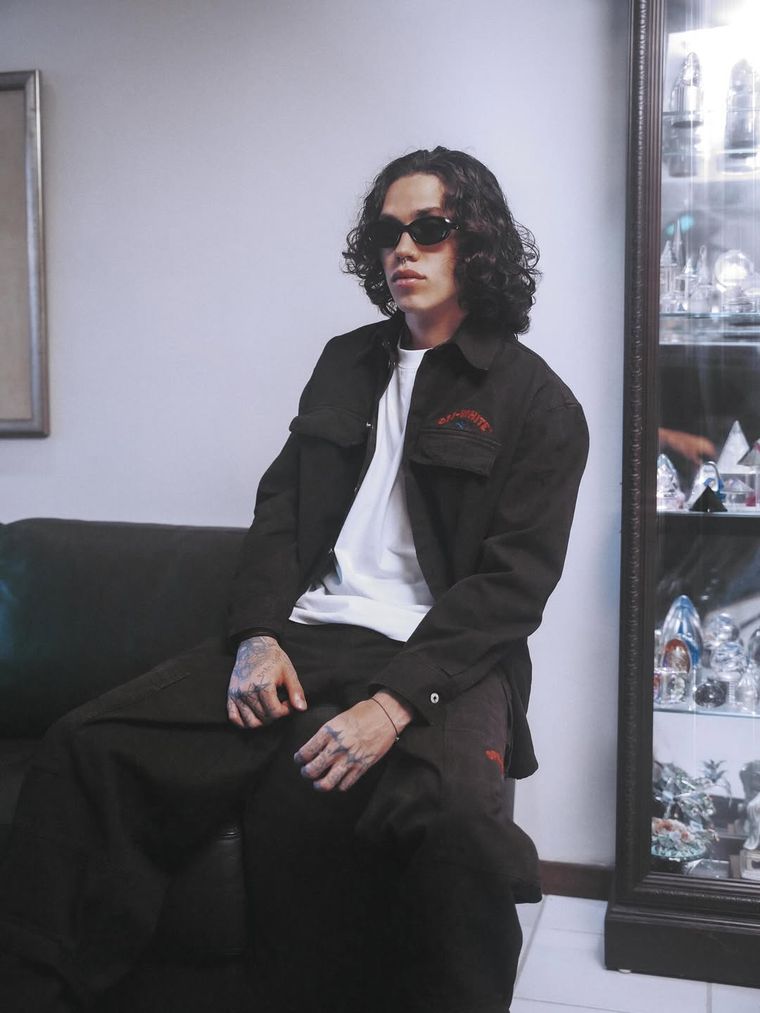 Ryan lució un conjunto de off-white. Ryan lució un conjunto de off-white.