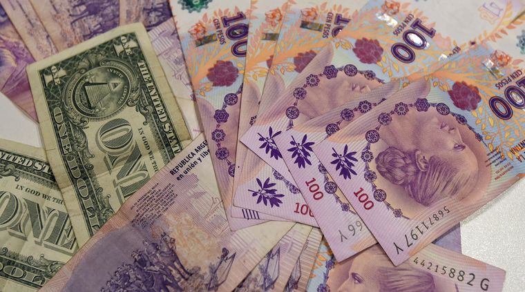 ¿Dólar o plazo fijo? Es la pregunta que se hacen muchos pequeños y medianos inversores para compensar o ganarle a la depreciación del peso. Foto: ALF PONCE MERCADO / MDZ