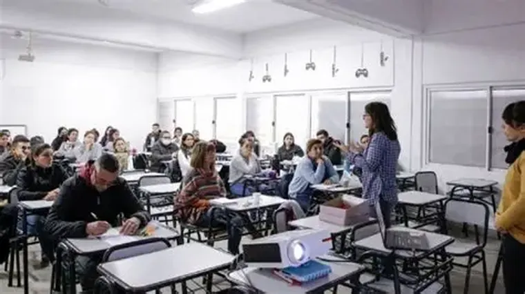 La evidencia educativa internacional muestra algo incómodo para ese modelo: más tarea no significa necesariamente más aprendizaje. La evidencia educativa internacional muestra algo incómodo para ese modelo: más tarea no significa necesariamente más aprendizaje.