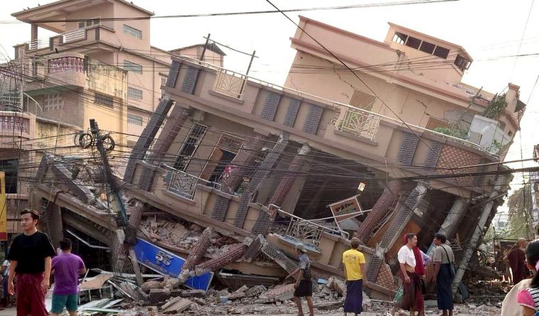 Imagen de archivo de un edificio derrumbado por el terremoto de magnitud 7,7 en la región de Mandalay. Foto: Dpa.