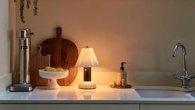 Las lámparas pueden aportar una calidez y una suavidad inesperadas a un espacio que suele ser muy funcional. Foto: BTC original