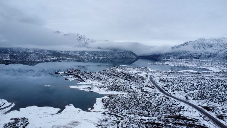 Así se ve el dique Potrerillos nevado. Así se ve el dique Potrerillos nevado.