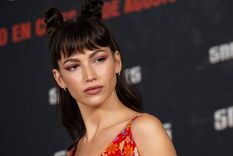 Úrsula Corberó combinó lo formal y lo informal, con estos jeans. Foto: Hola - https://www.hola.com/us/images/026b-12c55a175f0e-d566bf66a3ae-1000/horizontal-1200/quot-snake-eyes-el-origen-quot-paramount-photocall-in-madrid.jpg