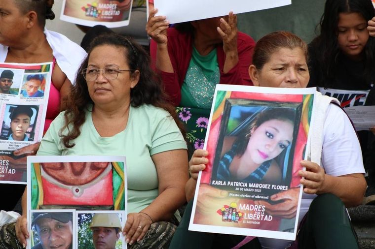 Cada mes Madres por la Libertad se reúnen en las gradas de la catedral metropolitana para exigir información sobre sus familiares detenidos, un juicio individual para ellos y visitas a la cárcel.
