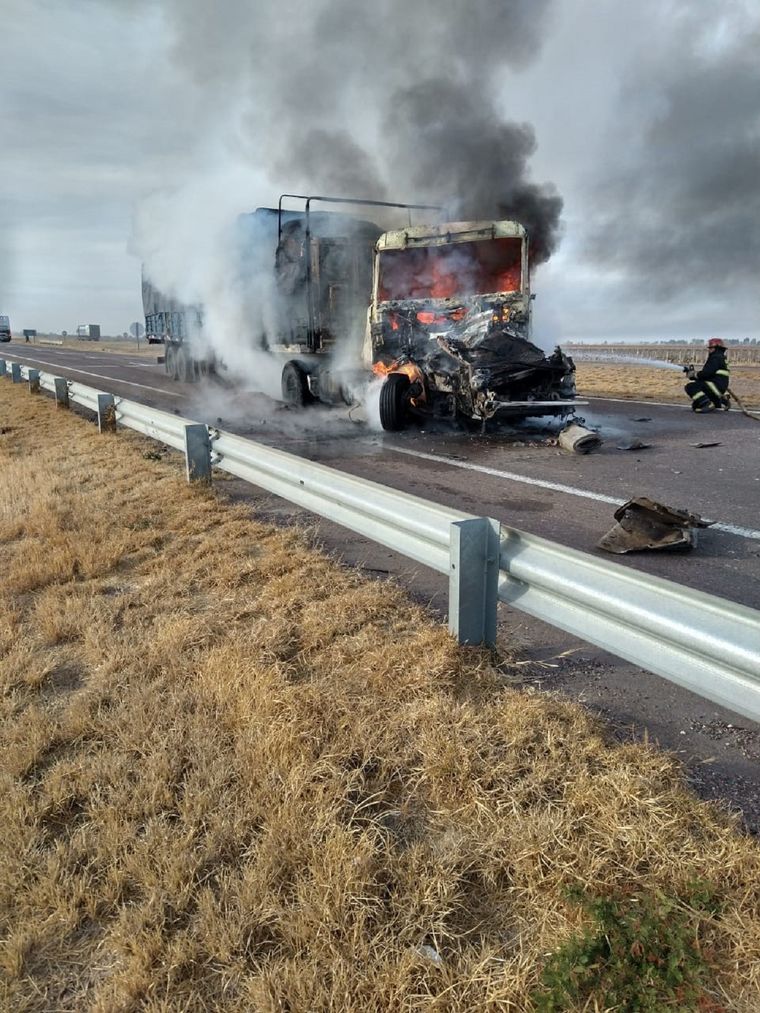El rodado que se incendió luego del choque Foto: Ministerio de Seguridad