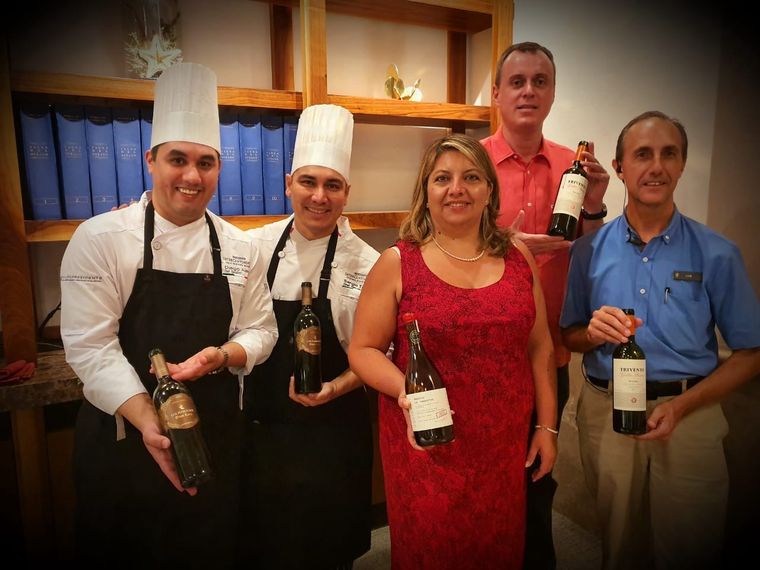 La sommelier mendocina María Laura Ortiz y el grupo de chefs con los vinos de nuestra provincia.