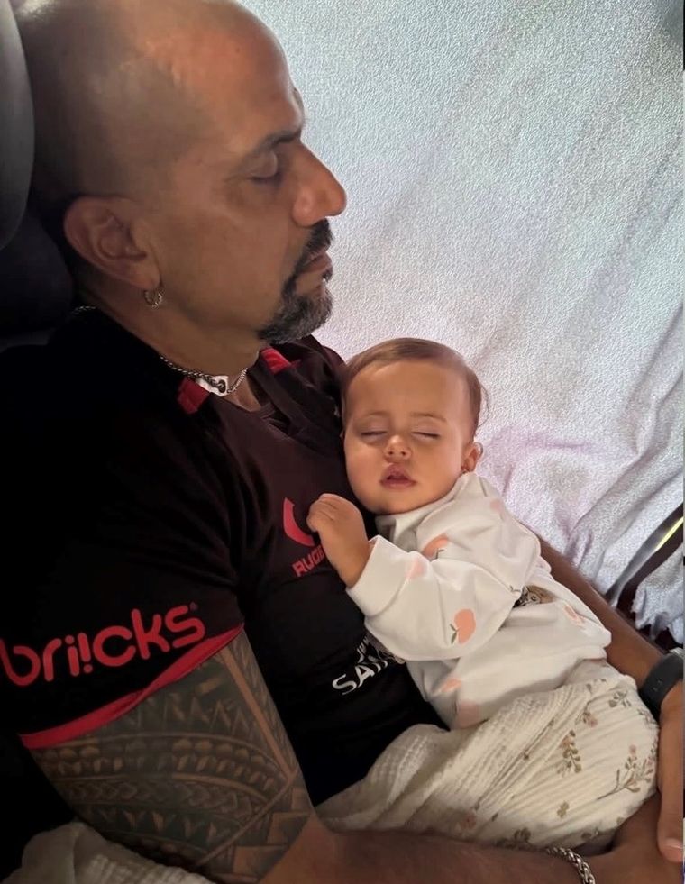 Juan Sebasti&aacute;n Ver&oacute;n dormido con su hija Mila en brazos en el micro que los llev&oacute; hasta San Nicol&aacute;s.&nbsp;