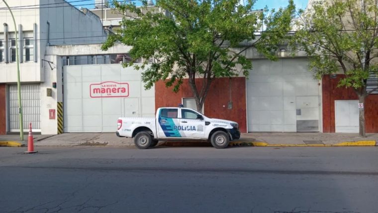 El operario estaba trabajando en el techo, a unos 7 metros de altura, y falleció al caer de manera accidental. Foto: NA / La Nueva