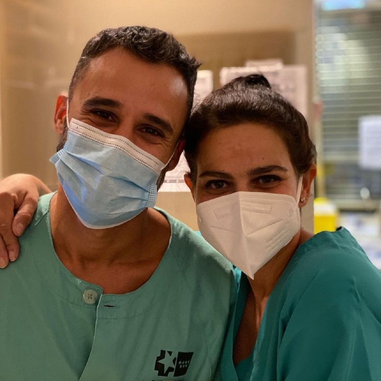 El enfermero Víctor Aparicio comparó su apariencia actual con la de los inicios de la pandemia