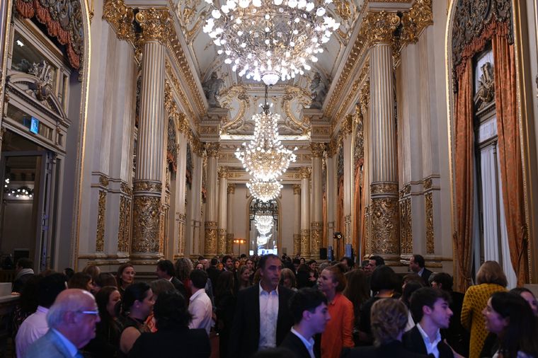 Referentes de la sociedad civil y la cooperación internacional dijeron presente en La Noche de Cimientos en el Salón Dorado del Colón. Foto: Cimientos