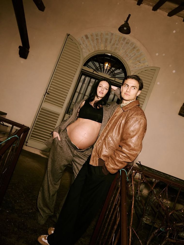 Con crop top negro y sastrería oversize, mostró cómo llevar maternidad y tendencia en un mismo look. Con crop top negro y sastrería oversize, mostró cómo llevar maternidad y tendencia en un mismo look.