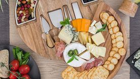 Cena en pequeñas mesas unidas. Crédito de la imagen: ChefSofi Cena en pequeñas mesas unidas. Crédito de la imagen: ChefSofi