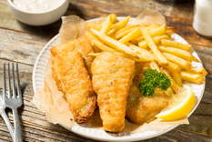 El fish and chips, compuesto por pescado frito con papas.