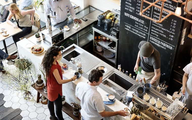 Las cafeterías es un negocio que ha crecido de manera excesiva y esto lleva a mucha competencia, por eso necesitas saber cómo decorar tu emprendimiento para que se destaque y sea uno de los elegidos del mercado Foto: Freepik
