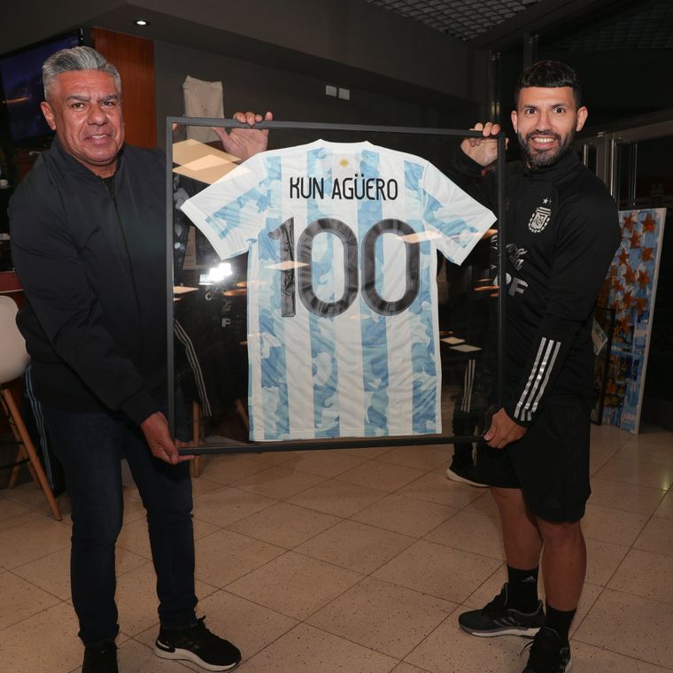Tapia quiere que el Kun, que en la Copa América alcanzó los 100 partidos con la Selección, siga vinculado a la Albiceleste Foto: AFA