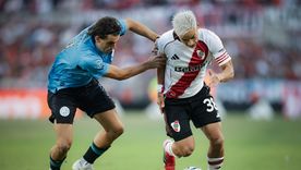 Último antecedente: Ian Subiabre, delantero de River, encara ante la marca de un defensor de Belgrano.
