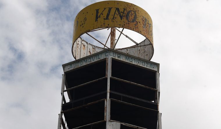 Su característica torre de control es uno de los vestigios más enteros que queda sobre el circuito. Su característica torre de control es uno de los vestigios más enteros que queda sobre el circuito.