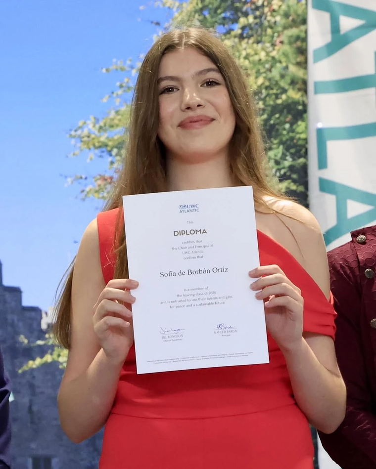 Sofía terminó el Bachillerato en Gales y recibió un saludo muy especial. Sofía terminó el Bachillerato en Gales y recibió un saludo muy especial.
