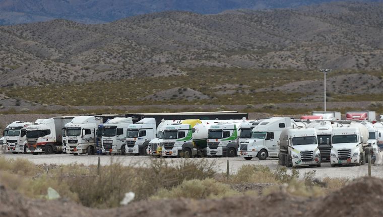 Hay unos 4.000 camiones varados a la espera de que abra el paso a Chile Foto: Santiago Tagua/MDZ