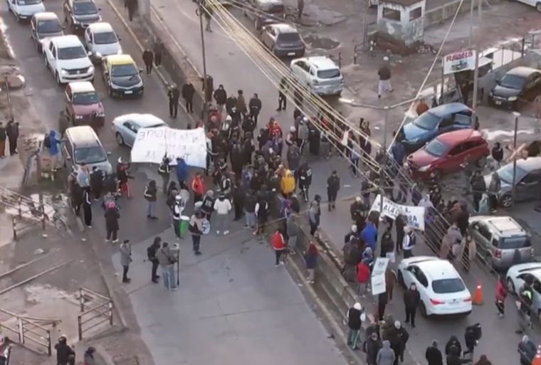 Ante el corte del puente de La Noria se ha desplegado un fuerte operativo policial que integra a la Policía Federal y Gendarmería Nacional. Foto: Captura de video