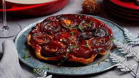 Aprendé a hacer esta tarta invertida de cebolla y queso que se come con la vista primero. Foto: La Creuset