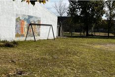 El arco apoyado en la pared que cayó sobre la alumna y le causó lesiones que derivaron en su muerte. El arco apoyado en la pared que cayó sobre la alumna y le causó lesiones que derivaron en su muerte.