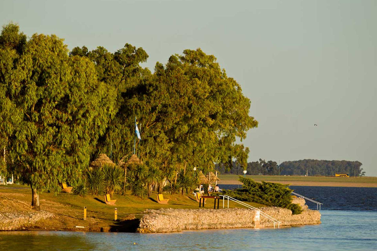 Cinco lagos de la provincia de Buenos Aires para disfrutar cuando sube la temperatura