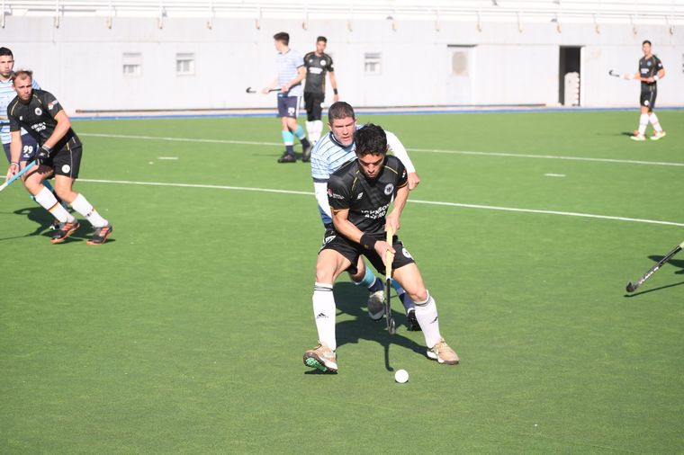 Alemán A; vigente campeón, comenzó goleando a Banco Nación. Foto: Minuto Hockey